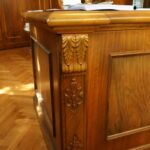 масивно бюро с орнаменти